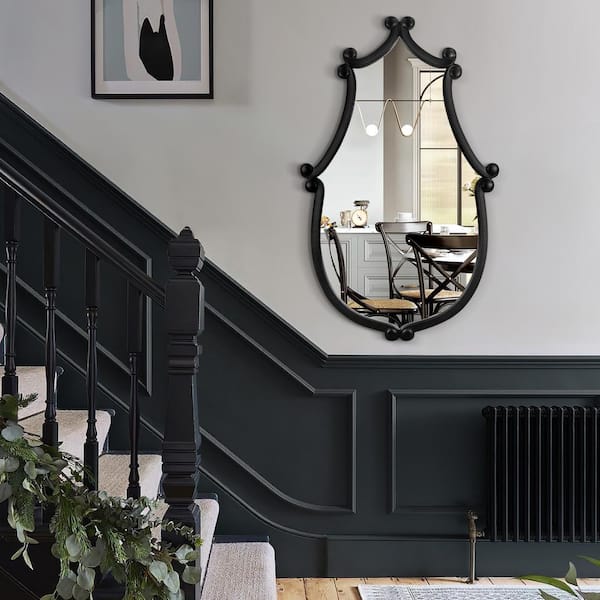 Hochwertiges 21 in. W x 35 in. H Vintage Black Wood Framed Decorative Wall Mirror