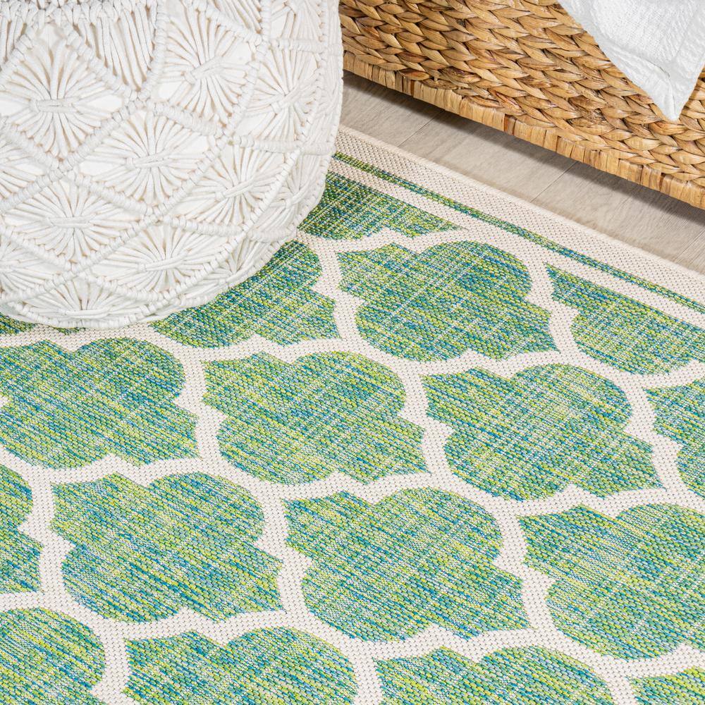 Cream and Green Synthetic Trellis 5' Square Reversible Rug