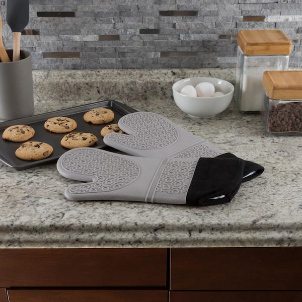 https://images.thdstatic.com/productImages/7a809d4c-2309-4109-8442-a708f904c0b5/svn/lavish-home-oven-mitts-pot-holders-m036904-31_600.jpg