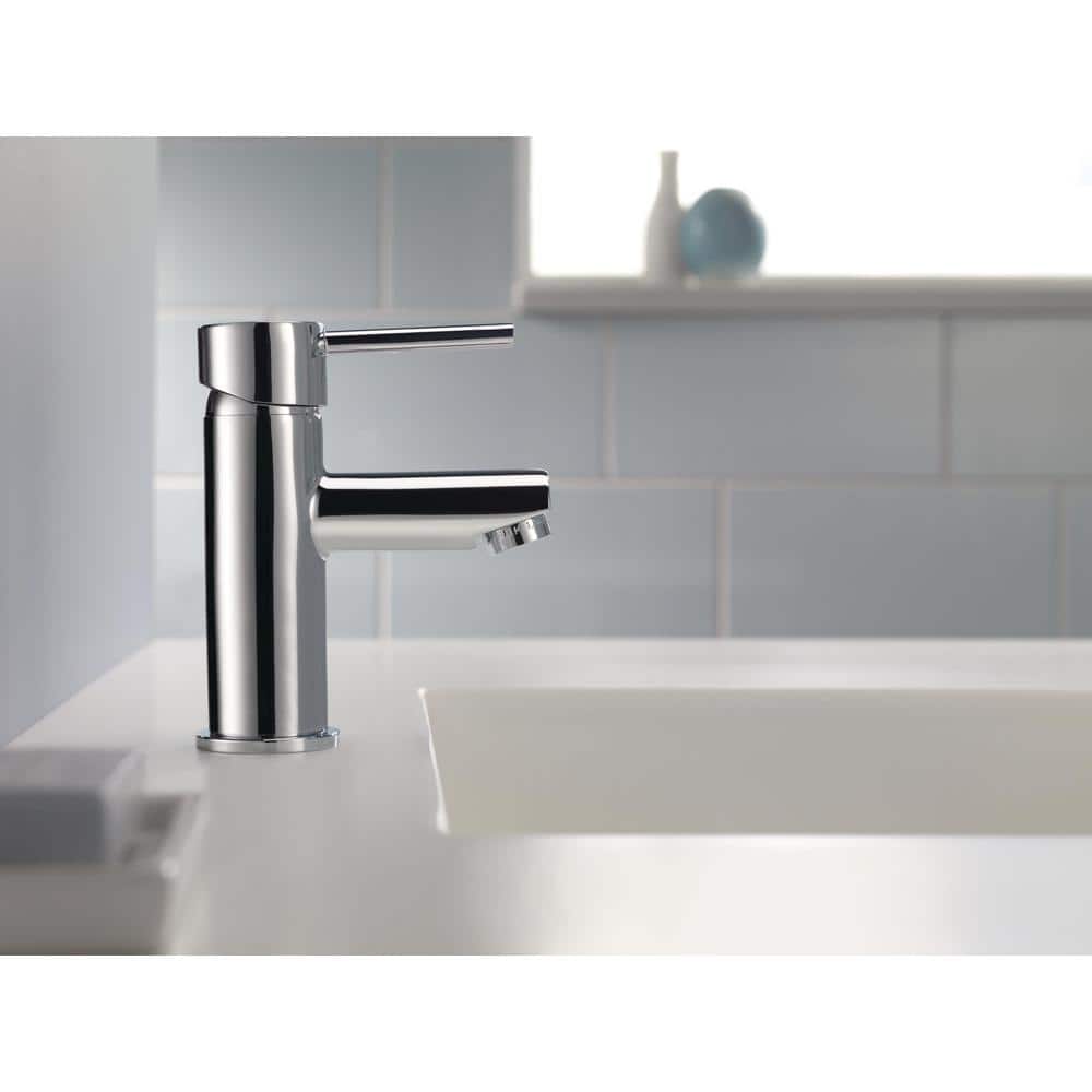Chrome Single Handle Modern Bathroom Faucet with Drain Assembly