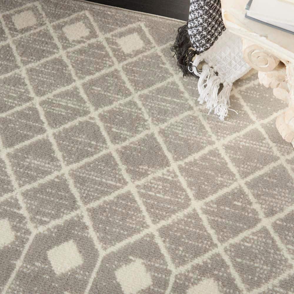 Transfixing Moroccan Diamond Gray and Ivory 5'3" x 7'3" Area Rug