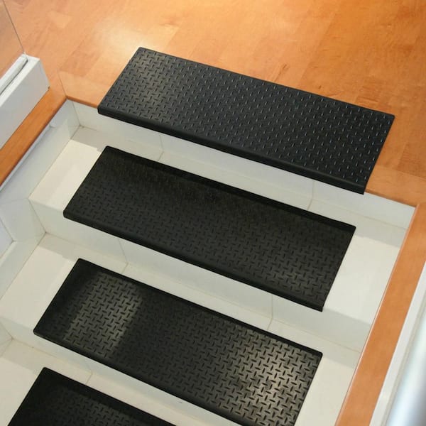 https://images.thdstatic.com/productImages/7b6dbde5-6057-4095-91cd-5c250136341a/svn/black-rubber-cal-stair-tread-covers-10-104-010-6pk-1f_600.jpg
