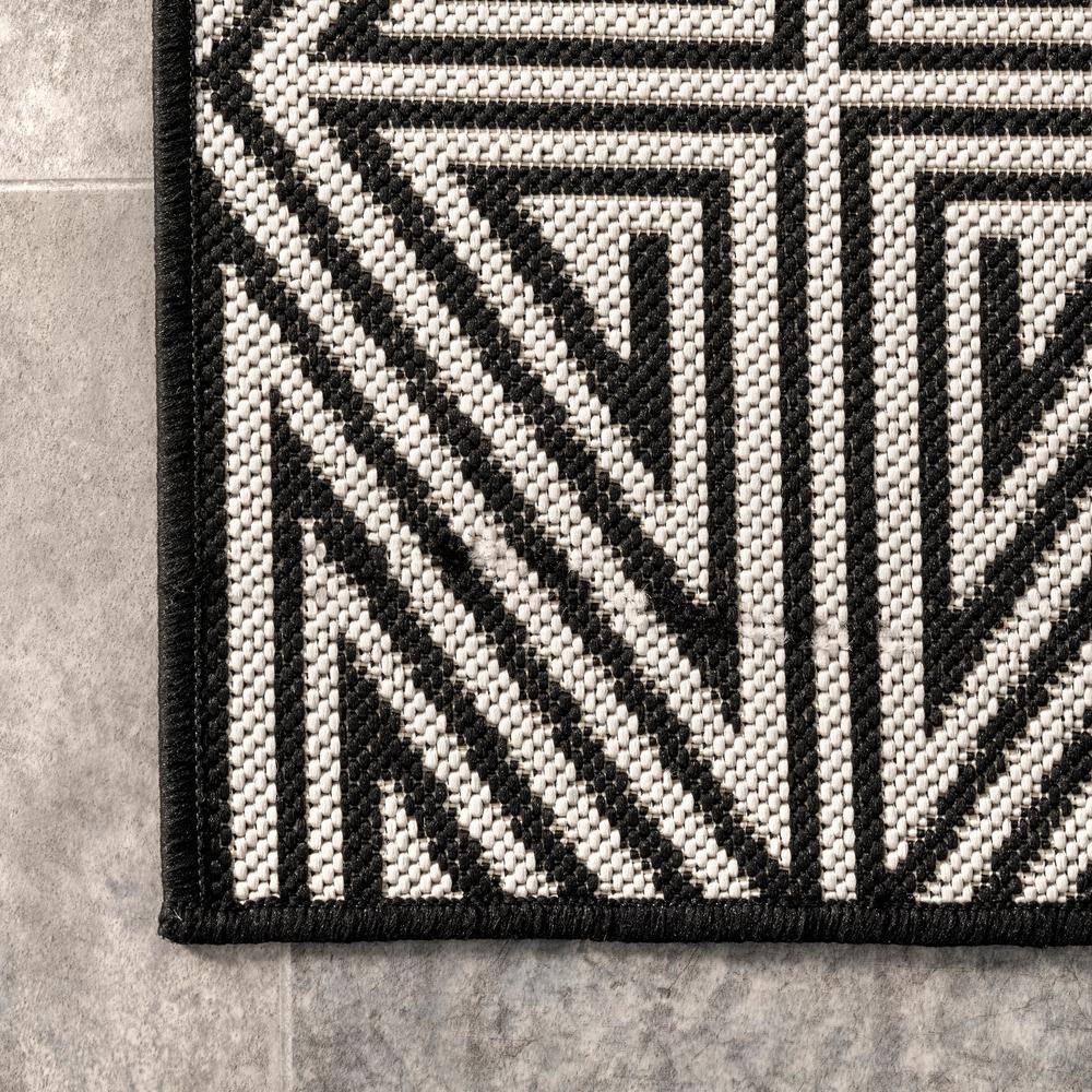 Reversible Black Synthetic 5' x 8' Indoor/Outdoor Easy Care Rug