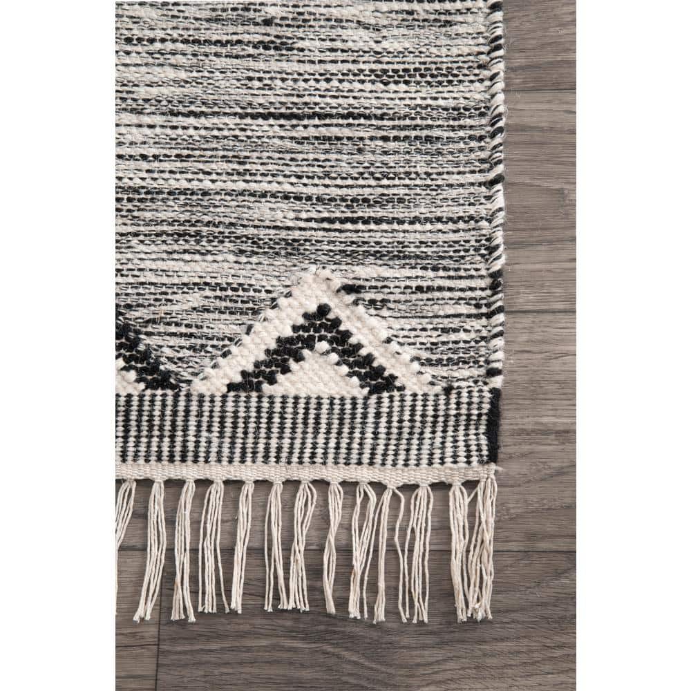 Handmade Woolen Shag Area Rug with Braided Tassels, 4' x 6', Black