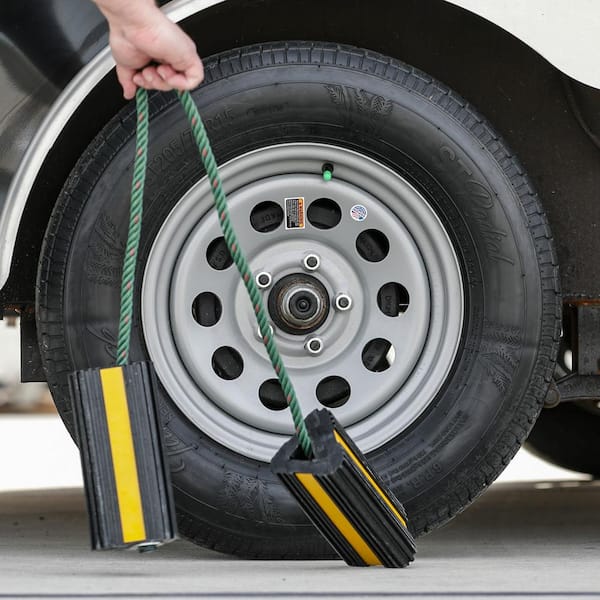 BUYERS PRODUCTS - Rubber Wheel Chock Set 4x4x8 Inch with 3 Foot Rope