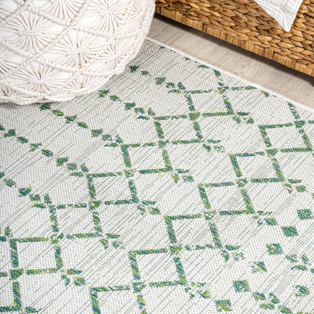 Boho-Chic Green/Ivory Synthetic 5' Round Geometric Outdoor Rug