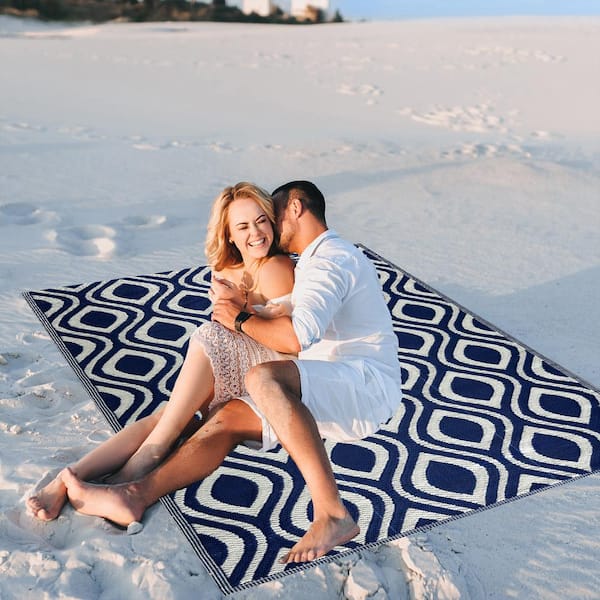 Venice Navy and Creme 6 ft. x 9 ft. Folded Reversible Recycled Plastic Indoor/Outdoor Area Rug-Floor Mat