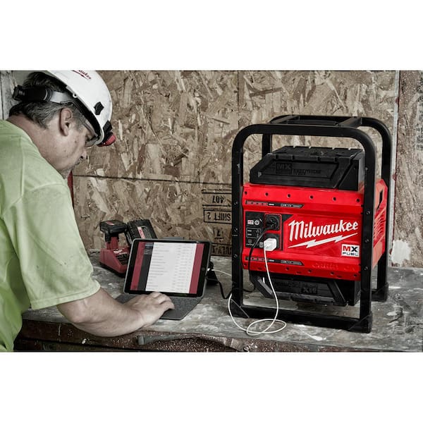Milwaukee MX FUEL 3600-Watt/1800-Watt Lithium-Ion Battery Powered
