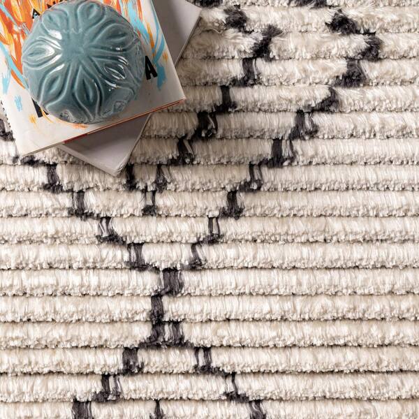 nuLOOM Amia Modern Tribal Area Rug - 4' 4 x 6' - Beige