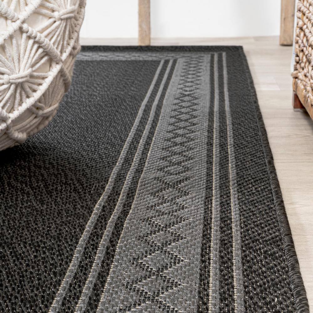 Modern Diamond Geo Black/Gray 8'x10' Reversible Indoor/Outdoor Rug
