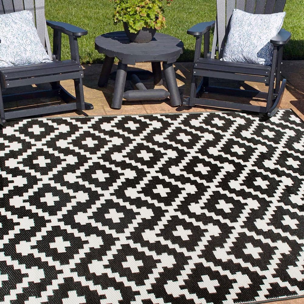 Black and White Geometric Reversible Synthetic 5' x 7' Rug