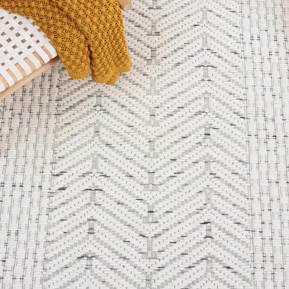 Ivory and Green Handwoven Wool 6' x 9' Area Rug