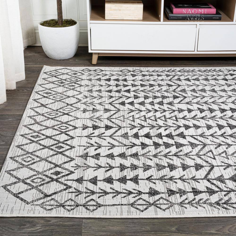 Bohemian Geometric Black/Ivory Synthetic 4' x 6' Easy-Care Rug