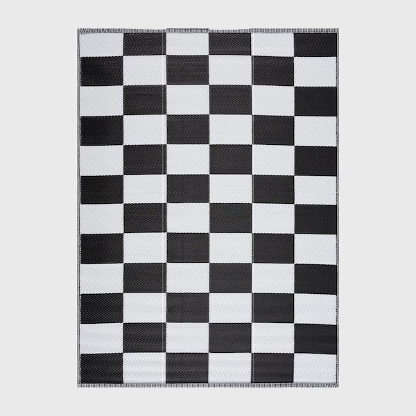 California Black and White 8 ft. x 10 ft. Folded Reversible Recycled Plastic Indoor/Outdoor Area Rug-Floor Mat