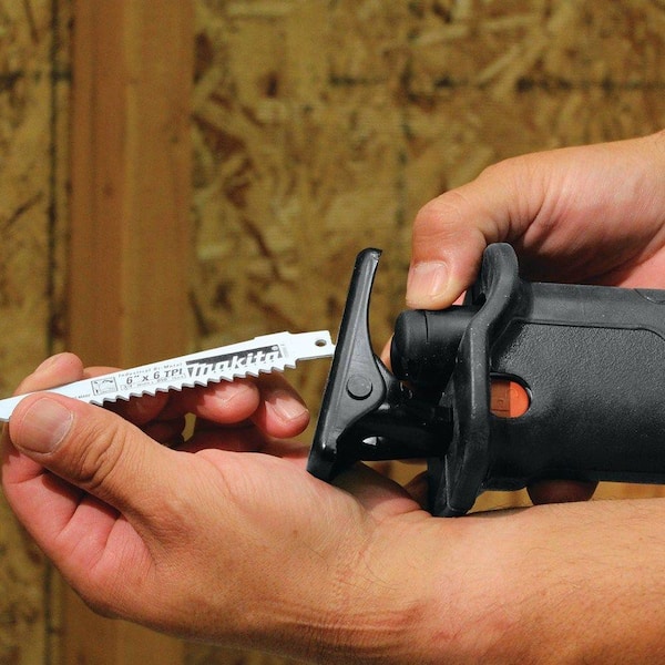 Makita - 11 Amp Corded Variable Speed Reciprocating Saw with Wood Cutting Blade, Metal Cutting Blade and Hard Case