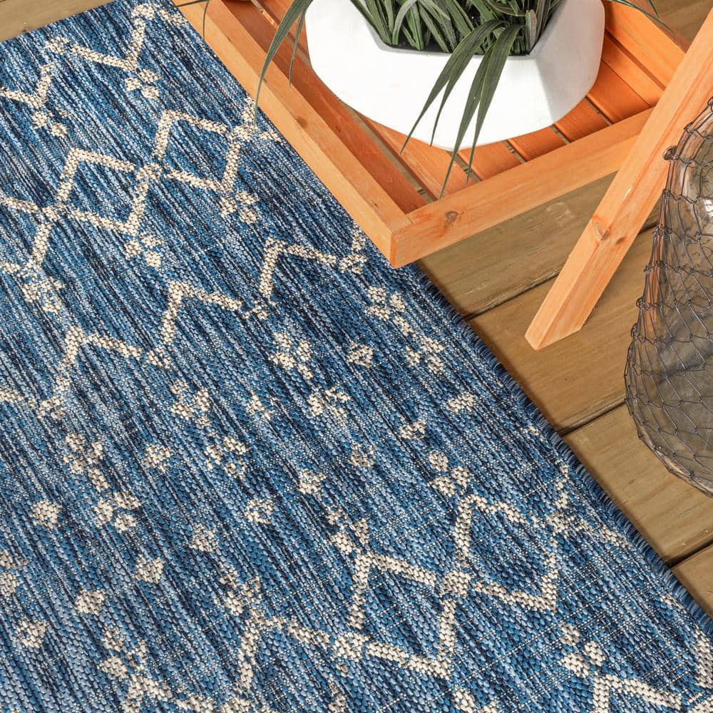 Navy and Light Gray Moroccan-Inspired Geometric 4' x 6' Synthetic Area Rug
