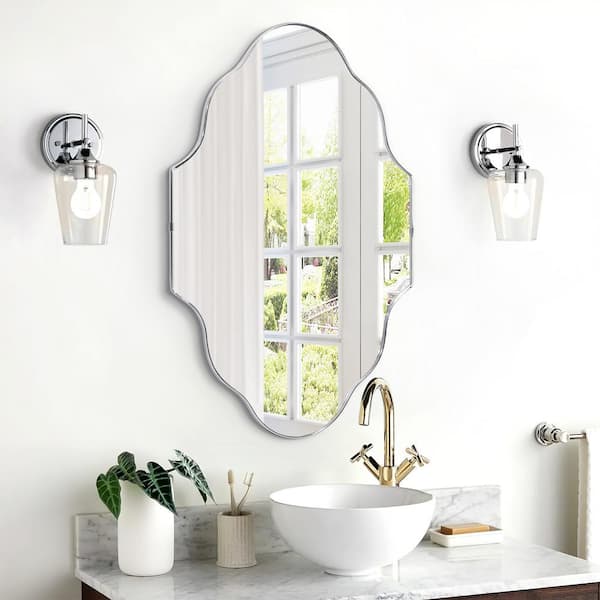 Hochwertiges 20 in. W x 30 in. H Scalloped Silver Decorative Wall Mirror
