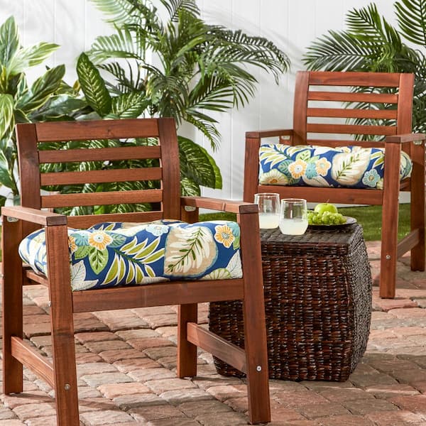 https://images.thdstatic.com/productImages/7f7c9d56-0c2e-4fdb-a00a-83144a377084/svn/greendale-home-fashions-outdoor-dining-chair-cushions-oc6800s2-marlow-e1_600.jpg