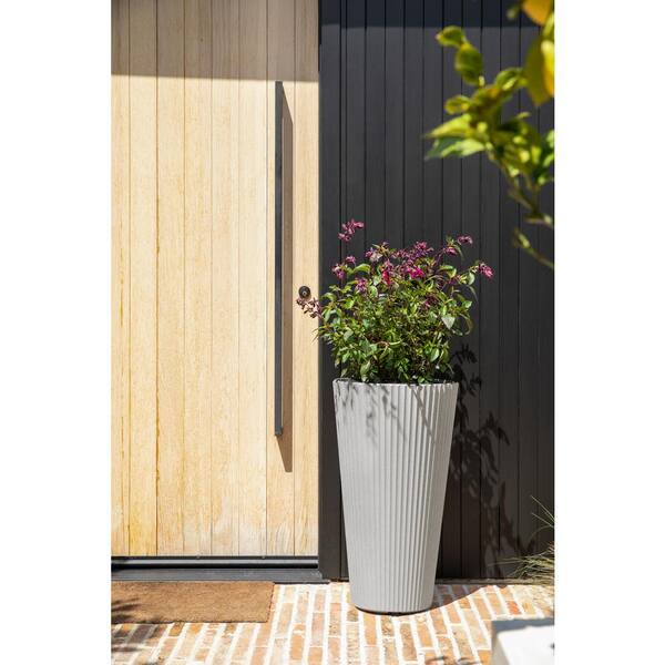 Veradek Demi Medium Gray Plastic Round Planter with Drainage Holes