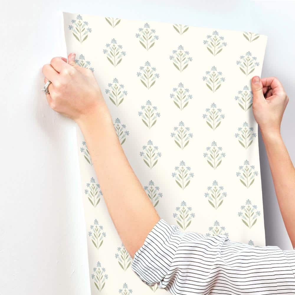 Kova Aquamarine and White Floral Crest Wallpaper