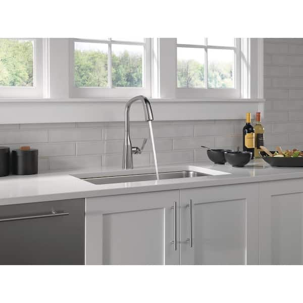 Delta Stryke Single Handle Pull Down Sprayer Kitchen Faucet in