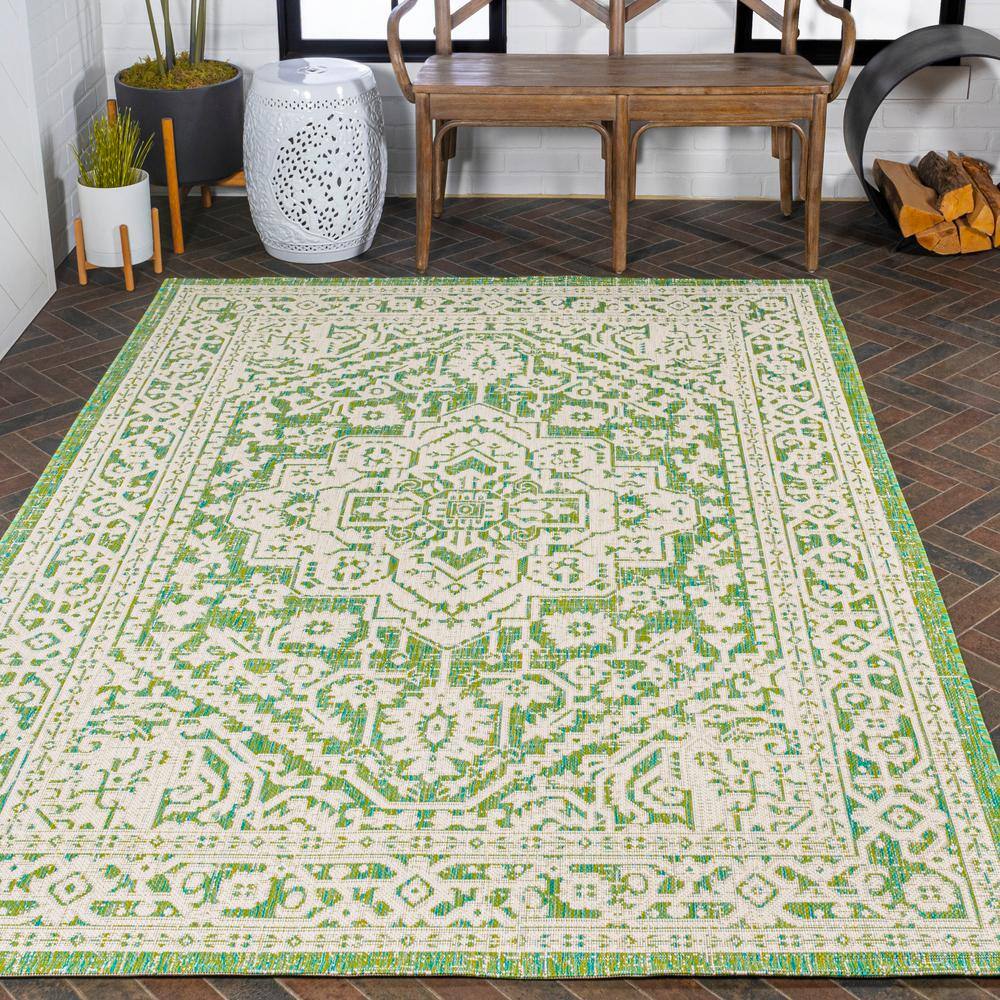 Sinjuri Cream/Green Medallion 4'x6' Synthetic Indoor/Outdoor Rug