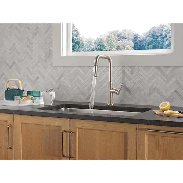 Delta Nicoli Single Handle Pull Down Sprayer Kitchen Faucet in