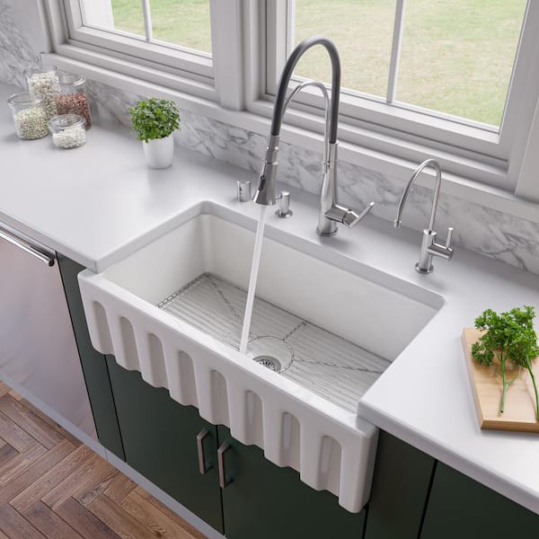 https://images.thdstatic.com/productImages/806e4f54-e95f-5d3a-ad56-7482e460a9b2/svn/white-alfi-brand-farmhouse-kitchen-sinks-ab3318hs-w-4f_600.jpg