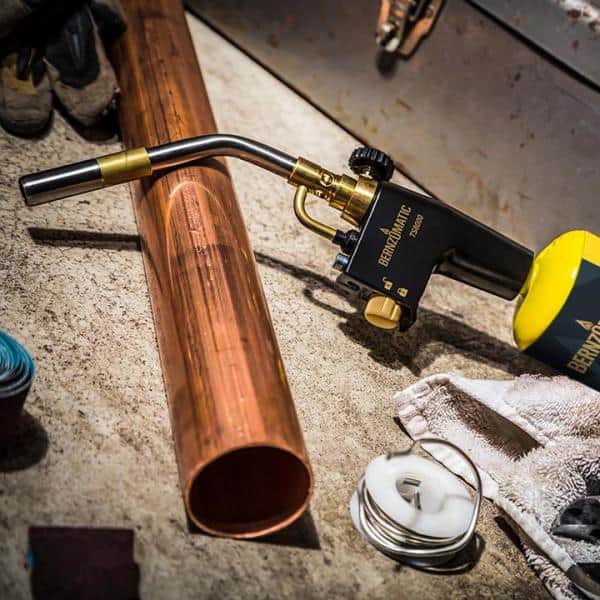 https://images.thdstatic.com/productImages/807a4066-f80a-4d44-827b-c13eadceb435/svn/bernzomatic-torches-tanks-ts8000t-4f_1000.jpg