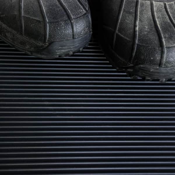 Black 36 in. x 4 ft Vinyl Round Rib Commercial Grade Matting