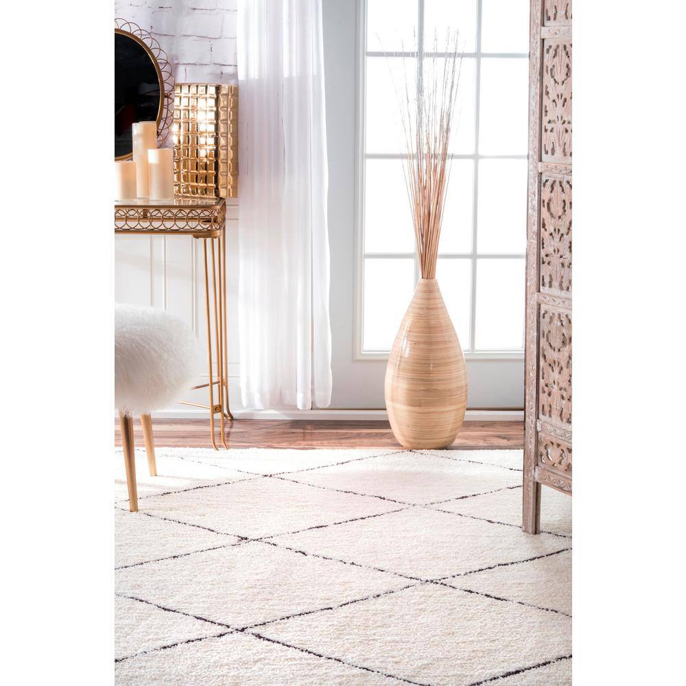 Handmade Black Geometric 4' x 6' Tufted Shag Rug