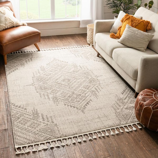 https://images.thdstatic.com/productImages/80e445f3-b8a7-41a1-a31c-7befd74e595a/svn/beige-well-woven-area-rugs-ldl-132-5-c3_600.jpg