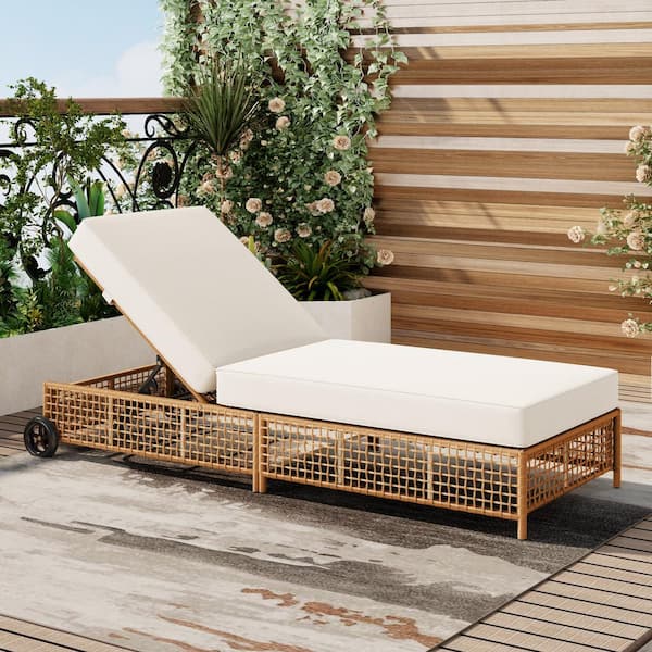 Harper & Bright Designs Natural Wicker Outdoor Chaise Lounge with 5 ...