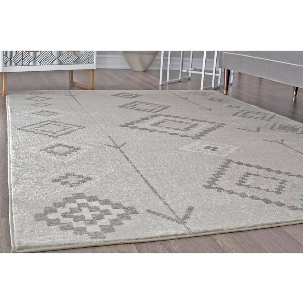 Gray Diamond Pattern Synthetic 2' x 4' Area Rug