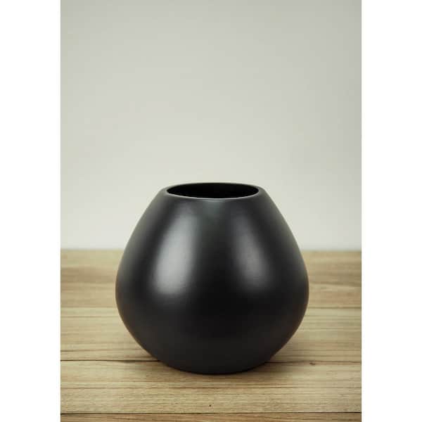 https://images.thdstatic.com/productImages/8172bb90-96a0-4803-8e42-7879506bdd0b/svn/black-matte-unbranded-vases-d370-160-c3_600.jpg
