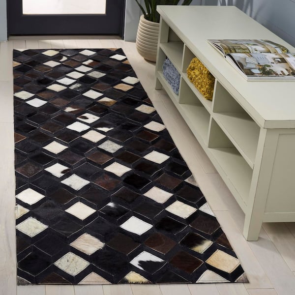 Studio Leather 2 ft. x 7 ft. Black/Ivory Distressed Diamond Runner Rug
