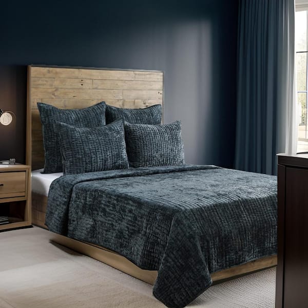 Benjara 1-Piece Green Solid King Size Velvet Quilt Only