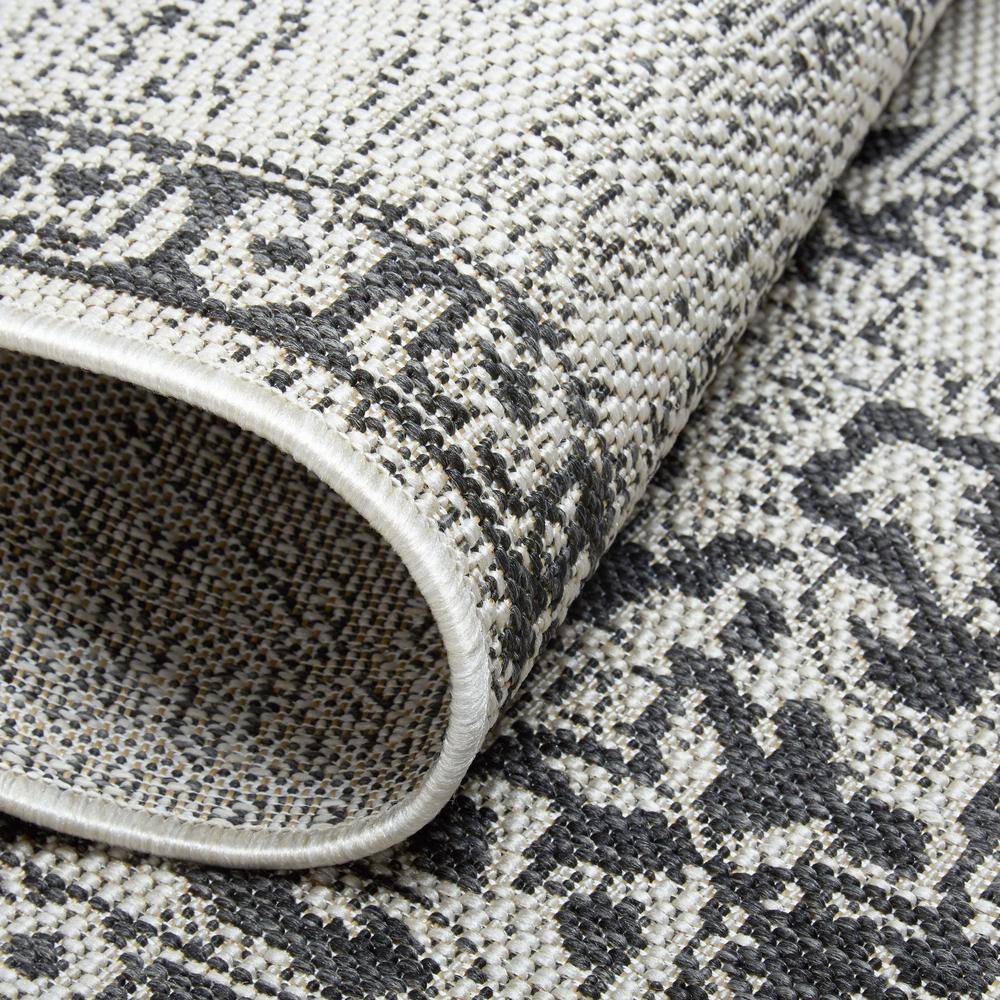 Nicole Miller Grey and Black Medallion Indoor/Outdoor Rug