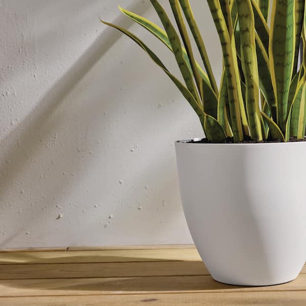 Vigoro Cersei Medium Matte White Plastic Planter (11.5 in. L x