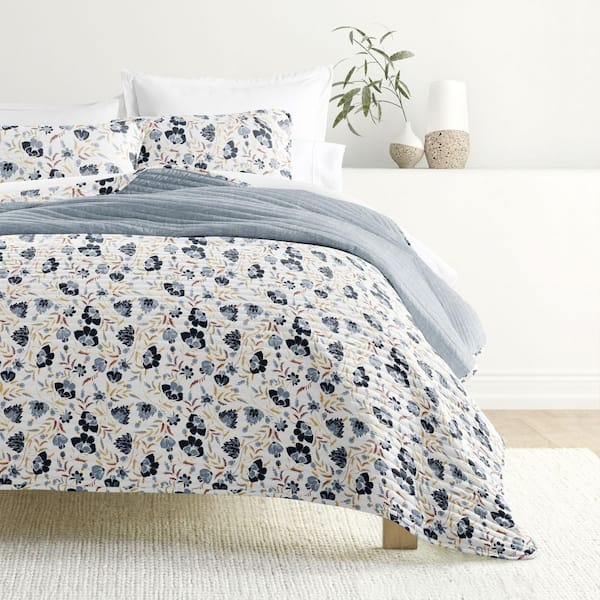 All Season 3-Piece Light Blue French Jacobean Reversible Microfiber King/Cal-King Quilt Set with Shams