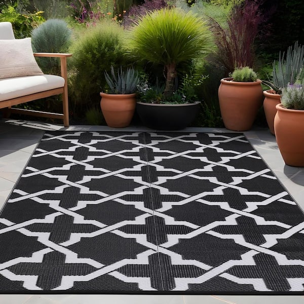 Lightweight Trellis Black/White 5 ft. x 8 ft. Reversible Plastic Indoor/Outdoor Area Rug