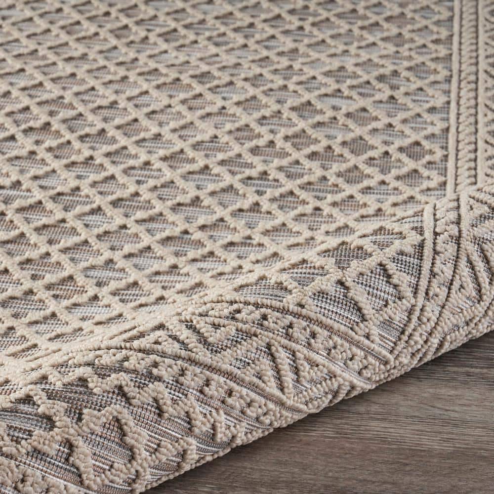 Reversible Geometric Trellis 5' x 7' Indoor/Outdoor Synthetic Rug