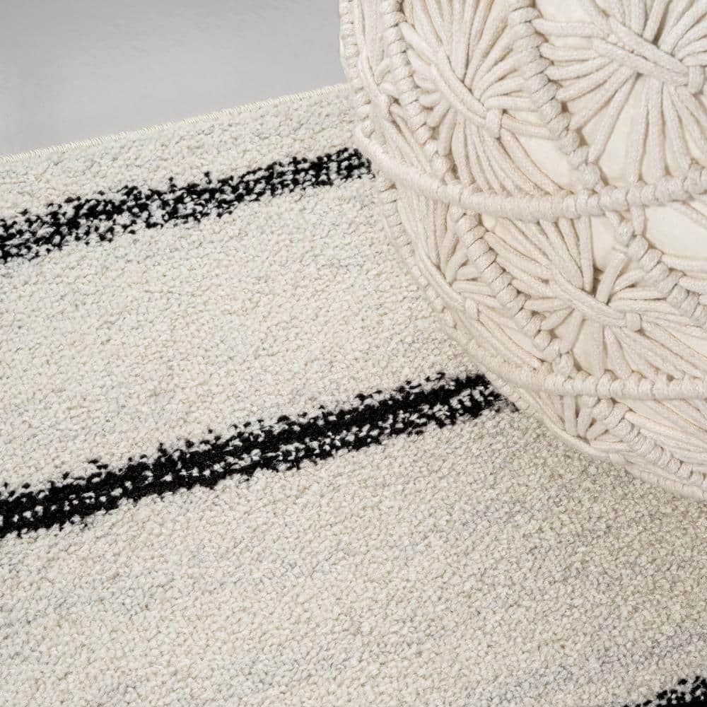 Williamsburg Cream and Black Striped 4' x 6' Synthetic Area Rug