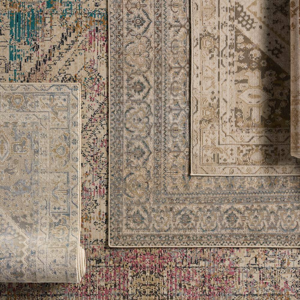 Enchanted Medallion 2'6"x4' Outdoor Rug in Light Gray