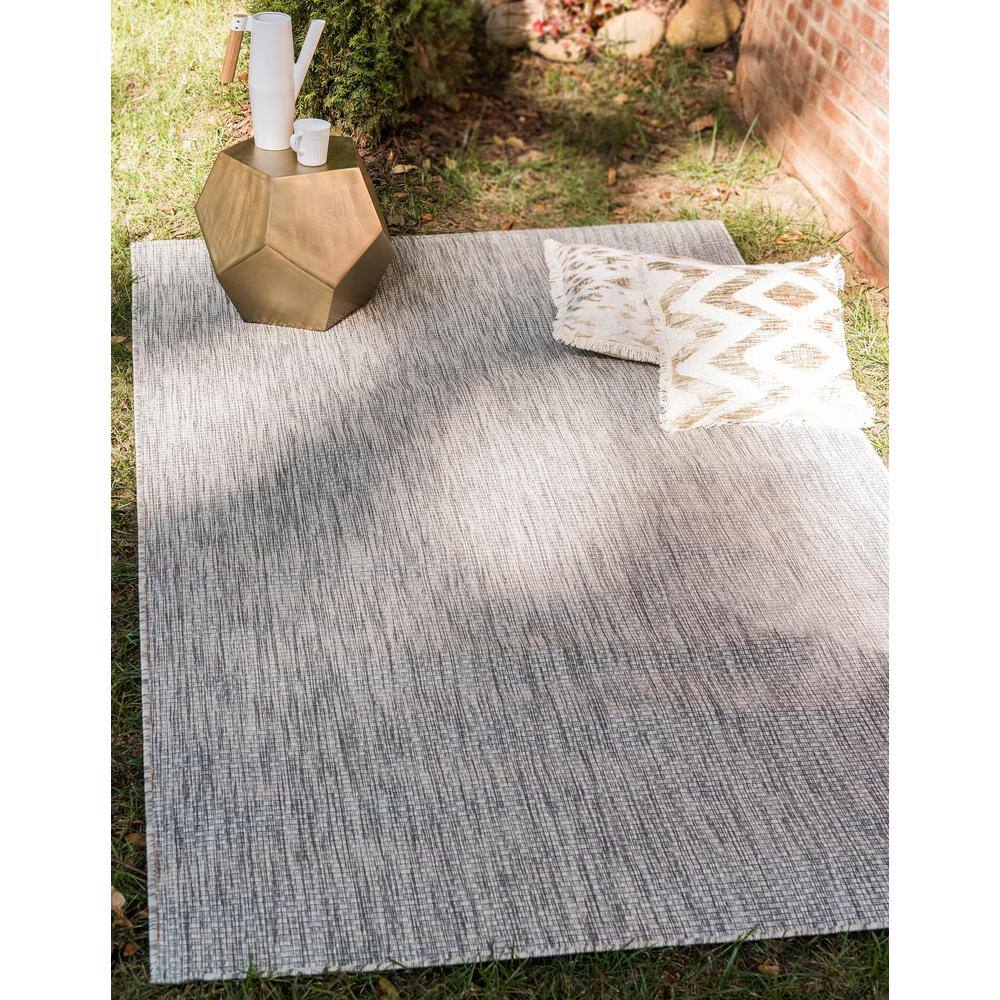 Light Gray Easy-Care Synthetic Outdoor Rug 4' x 6'