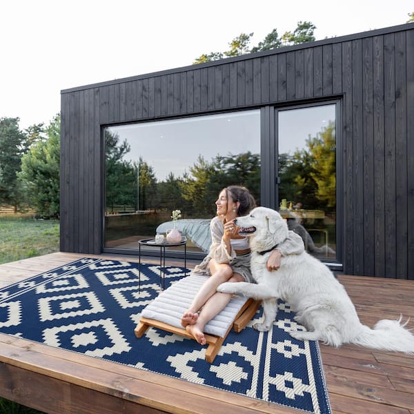 Milan Design Navy and Creme 5 ft. x 7 ft. Size 100% Eco-friendly Lightweight Plastic Indoor/Outdoor Area Rug