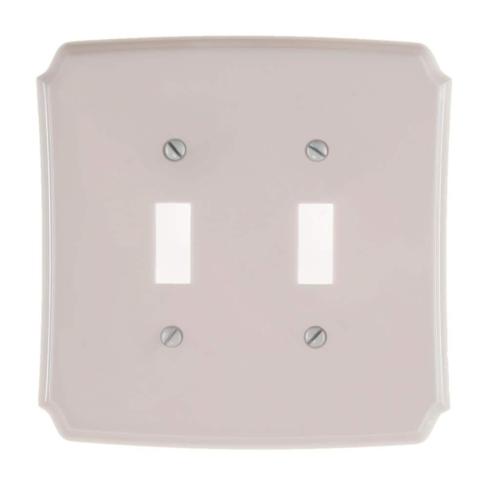 https://images.thdstatic.com/productImages/845d556e-f149-487c-ac71-99bb8c8b4623/svn/white-amerelle-toggle-light-switch-plates-37tt-64_1000.jpg