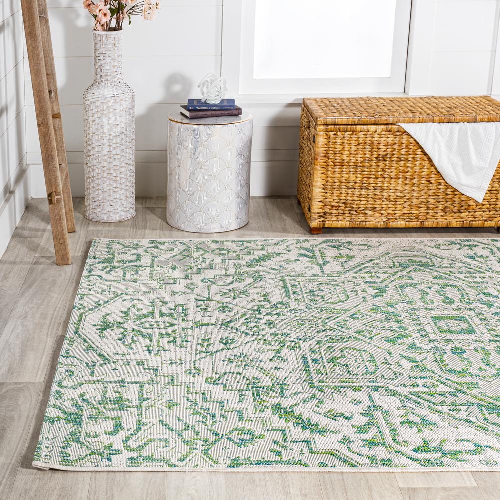 Estrella Green and Cream Synthetic Medallion 4' x 6' Area Rug
