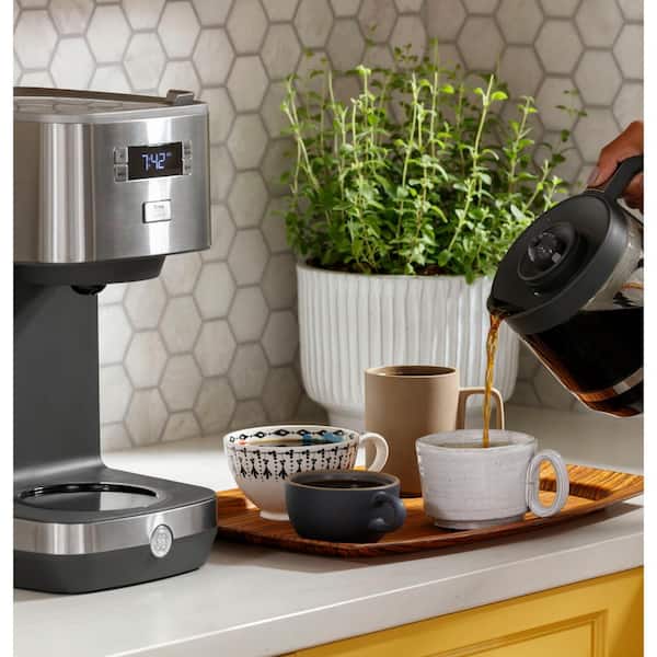https://images.thdstatic.com/productImages/84f860f0-add6-4317-8988-5c449f64654c/svn/stainless-steel-ge-drip-coffee-makers-g7cdaasspss-77_600.jpg