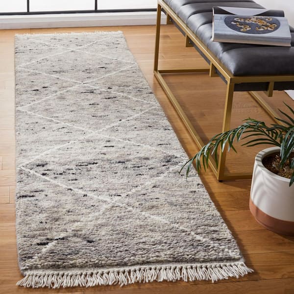 Casablanca Gray/Ivory 2 ft. x 8 ft. Cross Geometric Runner Rug